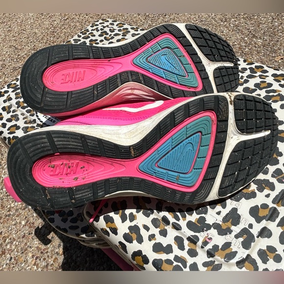 Nike women’s hot pink tennis shoe - Picture 2 of 3